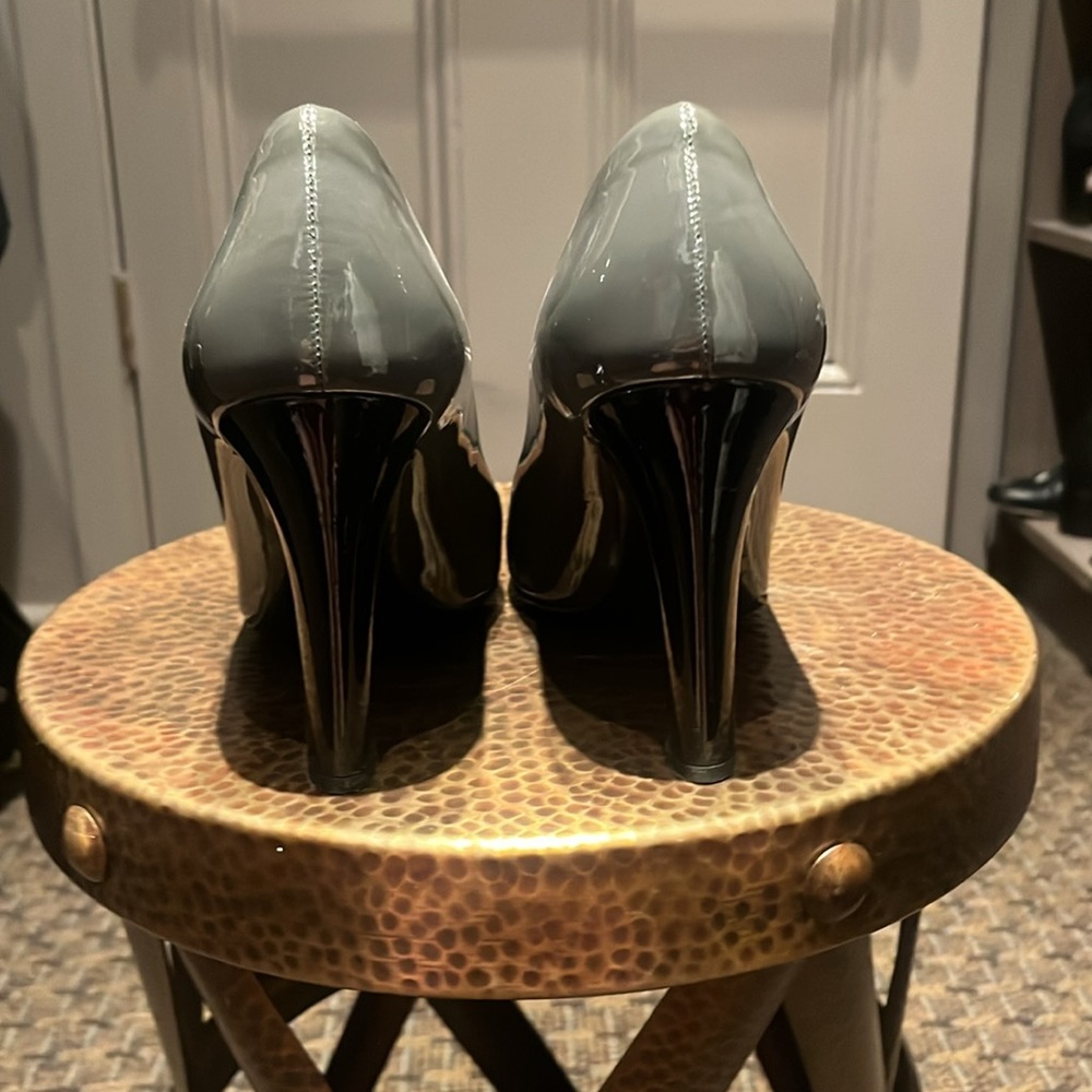 🎉 HOST PICK 🎉 PRADA Gray and Black Women's Pumps - Picture 2 of 6